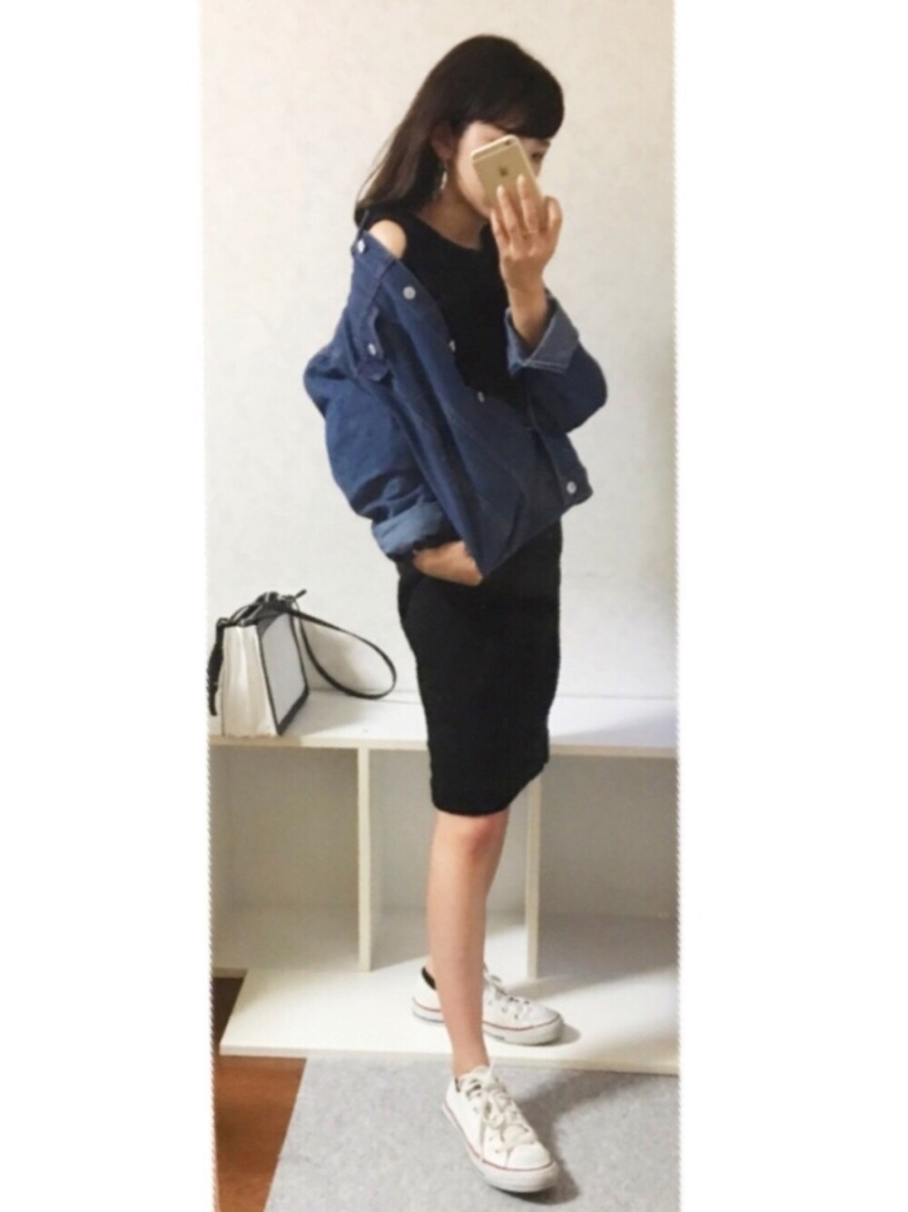 「デニムジャケット、オーバーサイズ、ニットワンピース、snidel、BALENCIAGA、コンバース、converse、はるコーデ、春コーデ、大人カジュアル」｜「RAY CASSINの後ろＤカン抜き衿Ｇジャン（デニムジャケット、ブルー系）」を使った、cocoさん（レディース・152cm）の春コーディネートの1枚目の写真
