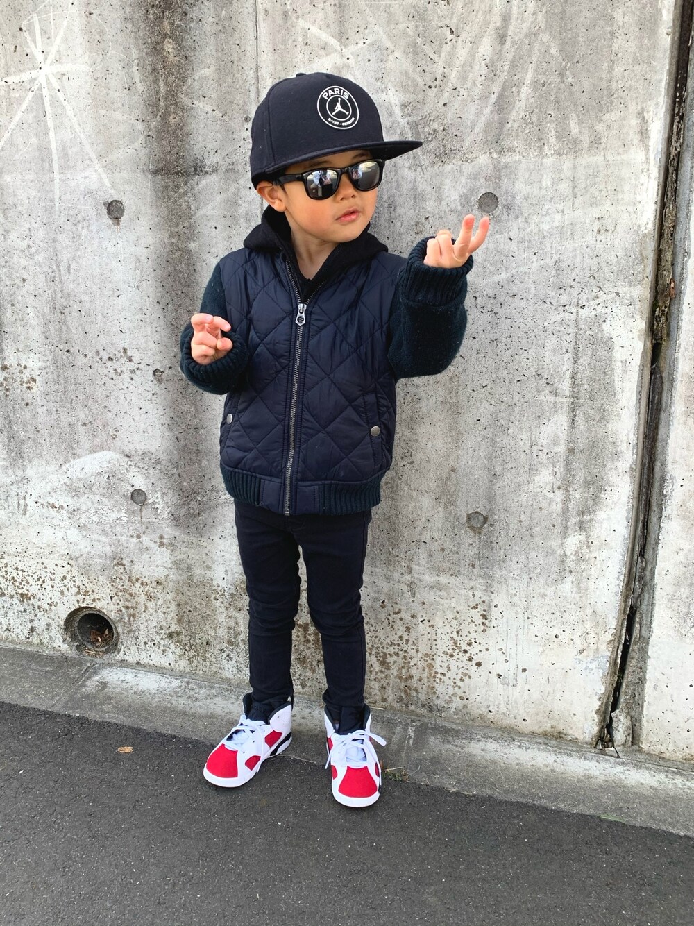 「休日スタイル、キッズコーデ、スニーカーコーデ、オールブラック、男の子、3歳、ジョーダン、キャップ」｜「NIKEのアイテム（キャップ、ブラック系）」を使った、HRK ma3さん（キッズ・100cm）の冬コーディネートの1枚目の写真