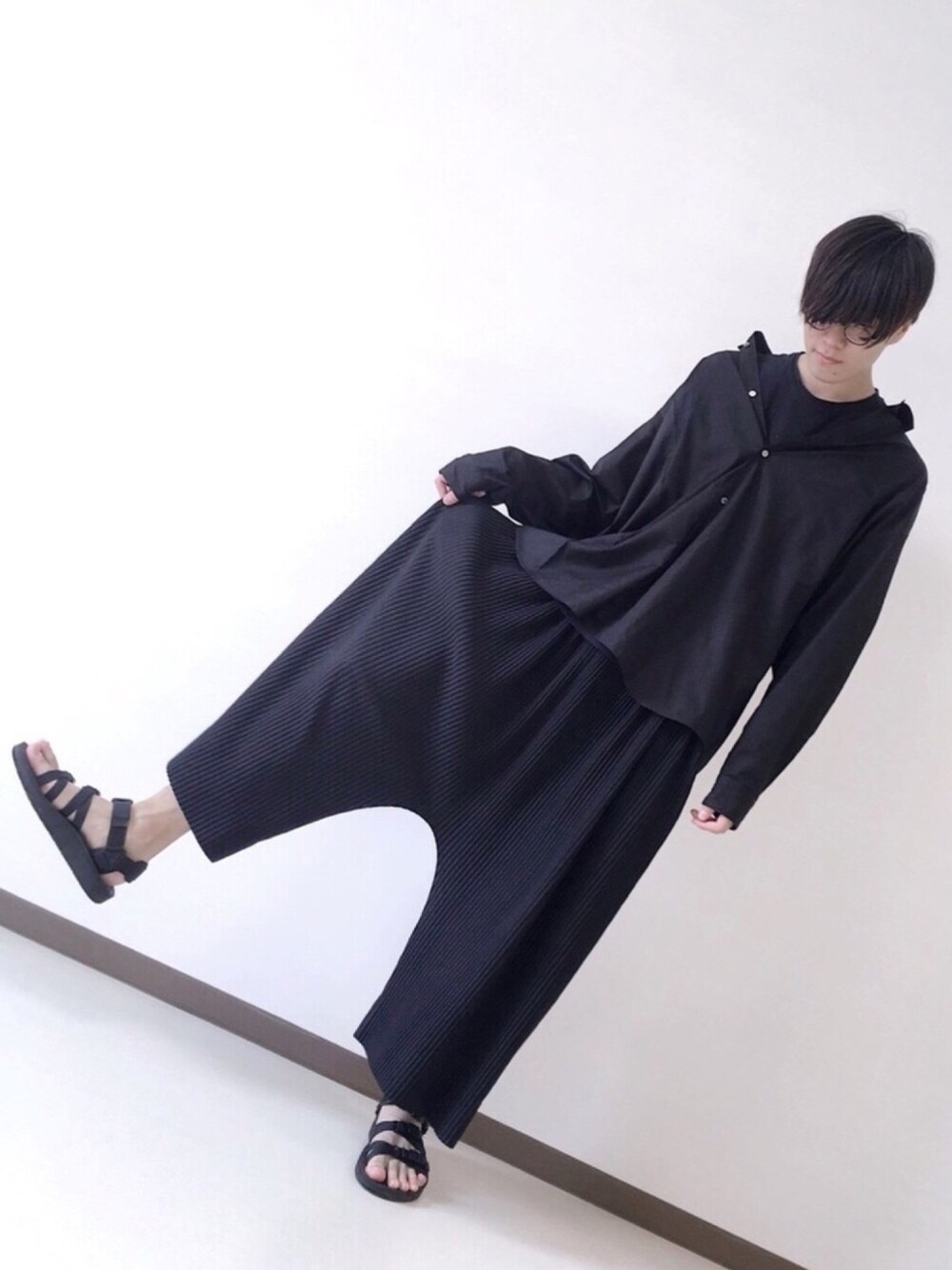 「オールブラック、モード、サンダルコーデ、HOMME PLISSÉ ISSEY MIYAKE、COMME des GARCONS HOMME PLUS、teva、SENDAI」｜「Homme Plisse ISSEY MIYAKEのBASIC（Tシャツ/カットソー、ブラック系）」を使った、SHOHEIさん（メンズ・183cm）の冬コーディネートの1枚目の写真