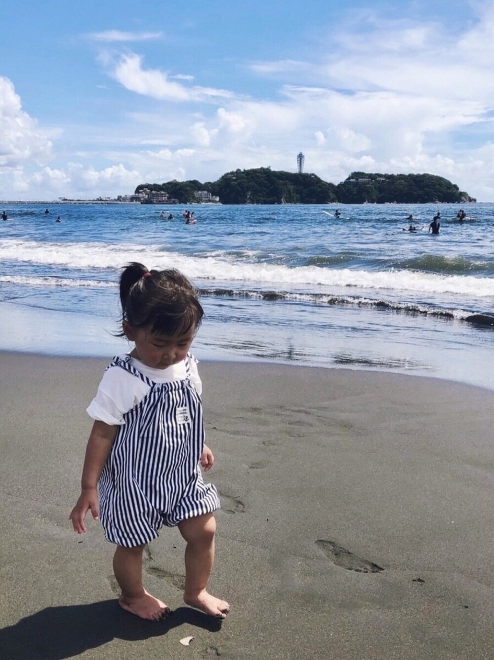「休日スタイル、キッズコーデ、カジュアルコーデ、まだまだ夏コーデ、海、Tシャツ、サロペット、おんなのこ、1歳」｜「no brandのアイテム（オールインワン・サロペット、ホワイト系）」を使った、𝕟𝕠𝕟さん（キッズ・80cm）の夏コーディネートの1枚目の写真