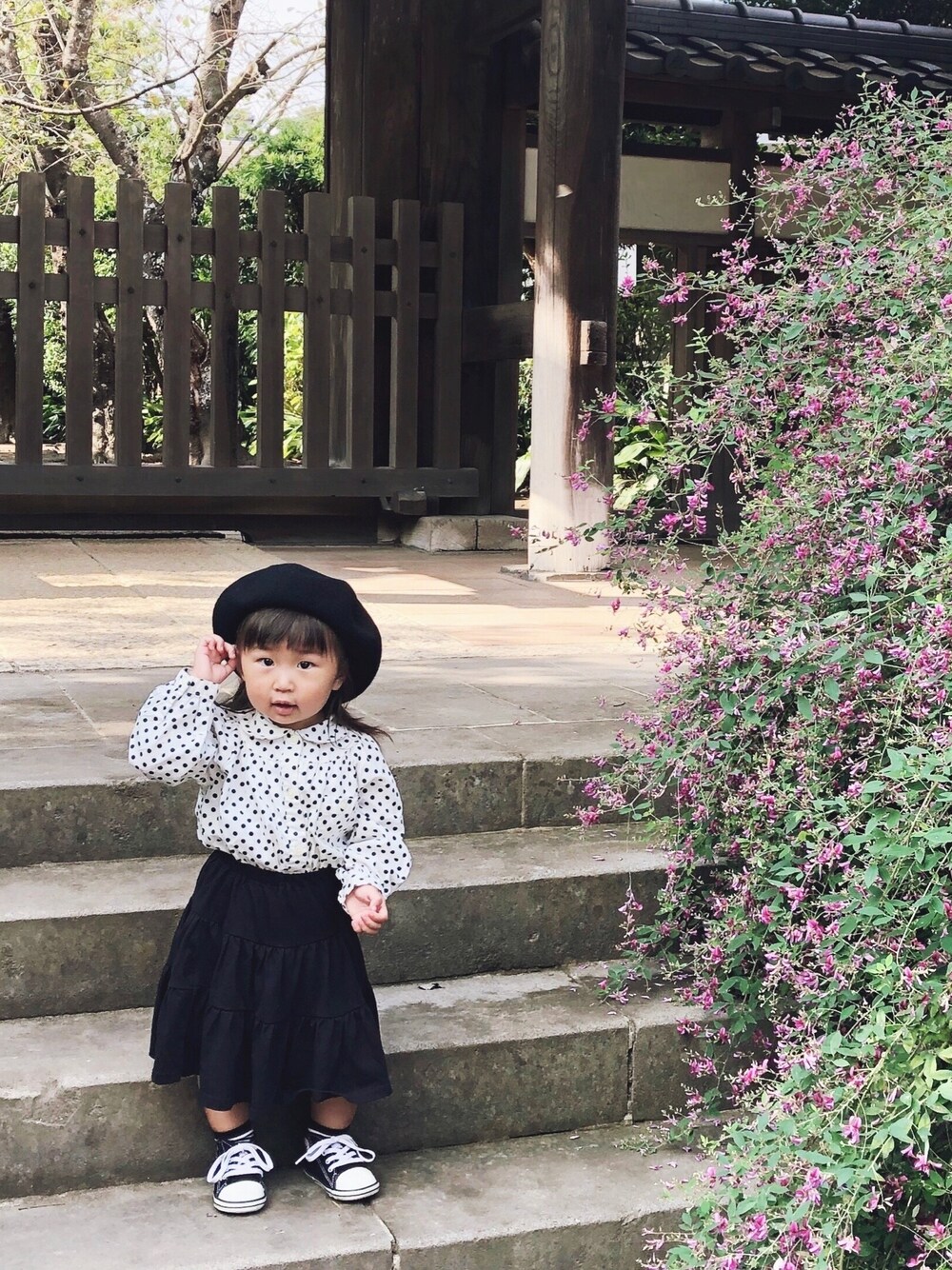「キッズコーデ、秋のマイ旬スタイル、休日スタイル、モノトーン、ドット、ロングスカート、ベレー帽、コンバース、女の子、1歳半」｜「Seraphのアイテム（シャツ/ブラウス、ホワイト系）」を使った、𝕟𝕠𝕟さん（キッズ・80cm）の秋コーディネートの1枚目の写真