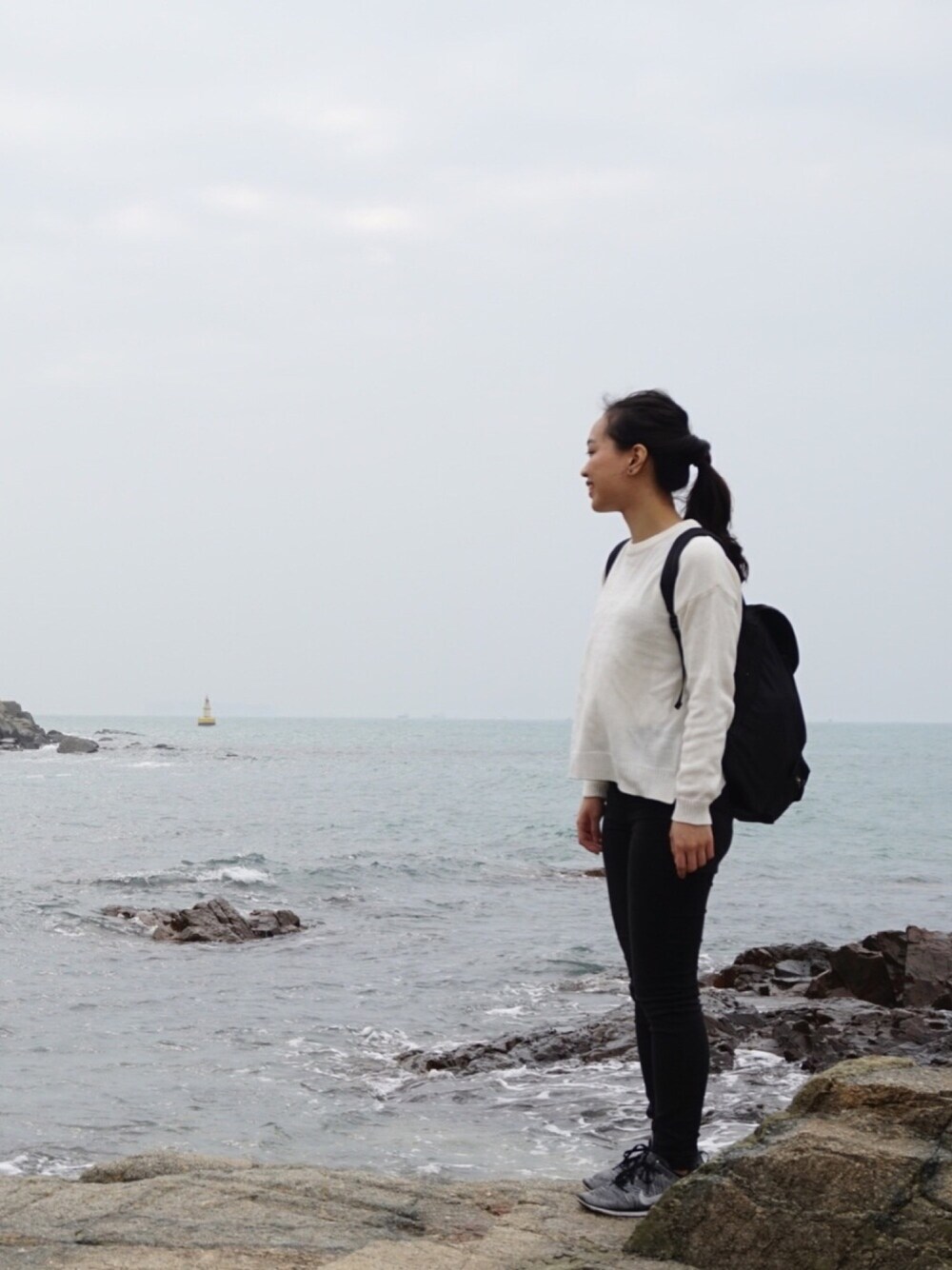 「FLYKNIT、SEA、spring、outfit、casual」｜「NIKEのアイテム（スニーカー、グレー系）」を使った、maxxさん（レディース・161cm）の春コーディネートの1枚目の写真
