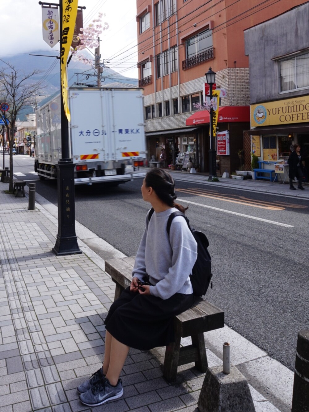 「moussy、outfit、backpack、編み込みヘア、FLYKNIT」｜「NIKEのアイテム（スニーカー、グレー系）」を使った、maxxさん（レディース・161cm）の春コーディネートの1枚目の写真