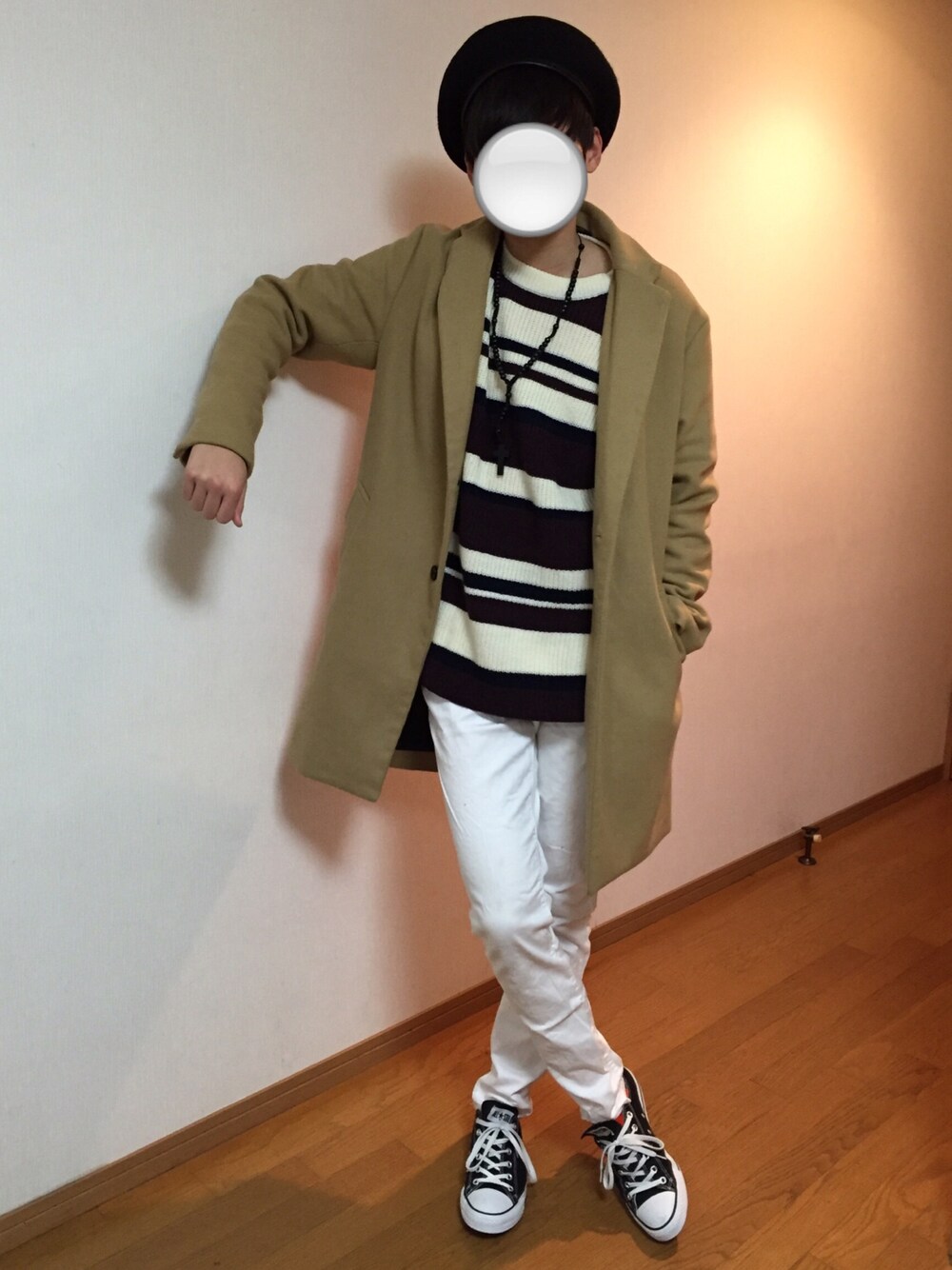 ベージュ系のチェスターコート、ブラウン系のニット/セーター、ホワイト系のデニムパンツを着用したメンズの冬コーディネートの1枚目の写真