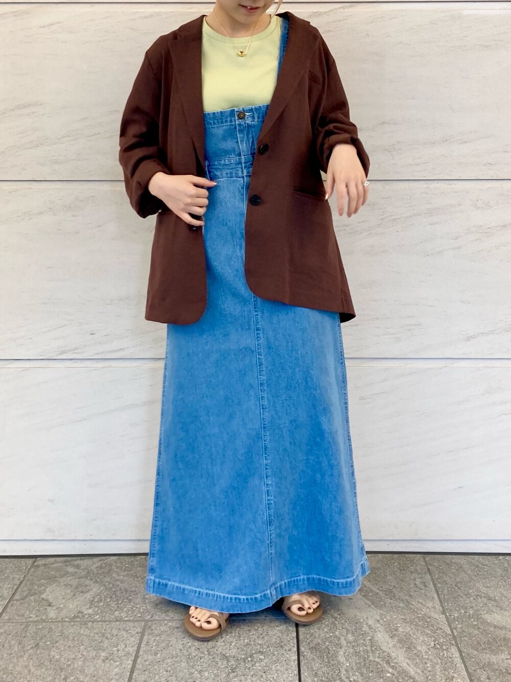 「Sonny　Label、サニーレーベル、低身長、148cm、150cm未満コーデ、サロペット、リネンジャケット、トングサンダル」｜「URBAN RESEARCH Sonny Labelのサスペンダー付きデニムスカート（スカート、ブルー系）」を使った、アコさん（レディース・148cm）の春コーディネートの1枚目の写真