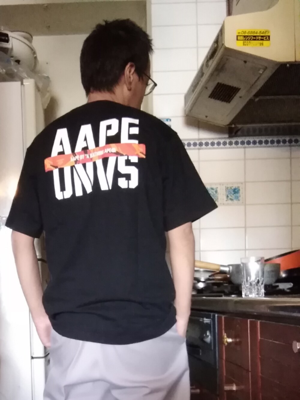 「今日のコーデ、オトナカジュアル、自宅」｜「AAPE BY A BATHING APEのアイテム（Tシャツ/カットソー、ブラック系）」を使った、ノリスケさん（メンズ・170cm）の春コーディネートの1枚目の写真