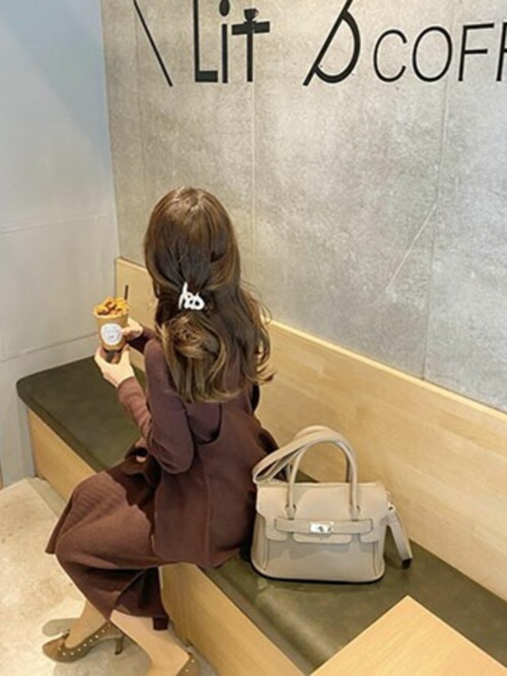 「ニットワンピース、レイヤードスタイル、キレイめ、大人コーデ、ミリオンカラッツ(Million Carats)、長袖ワンピース、ブラウンコーデ、ニットキャミソール、体型カバー、秋冬コーデ」｜「MILLION CARATSのレイヤードニットワンピース（ワンピース、ブラウン系）」を使った、Million Caratsさん（レディース・160cm）の秋コーディネートの1枚目の写真