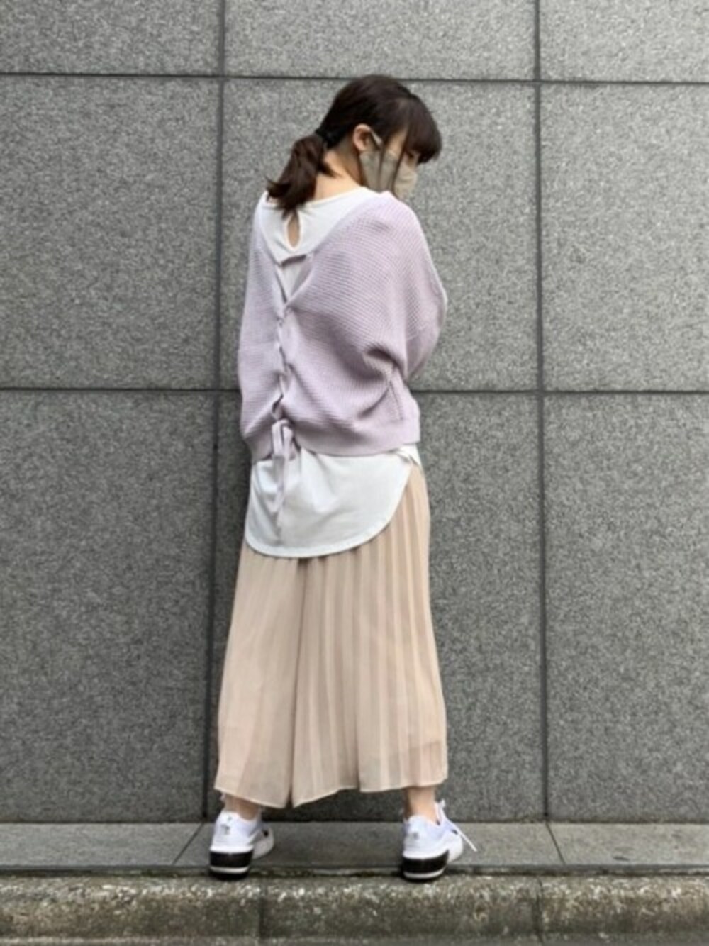 ピンク系のニット/セーターを着用したレディースの春コーディネートの1枚目の写真