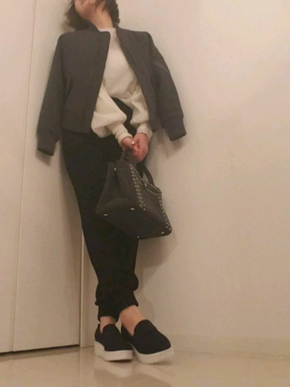 「モノトーン、モノトーンコーデ、春コーデ、シンプルコーデ、ジョガーパンツ、MA-1、パフスリーブ、LagunaMoon、BLACKBYMOUSSY、snidel」｜「VIBGYOR WomenのﾗｲﾄﾒﾙﾄﾝMA-1（MA-1、グレー系）」を使った、chimezo_さん（レディース・158cm）の春コーディネートの1枚目の写真