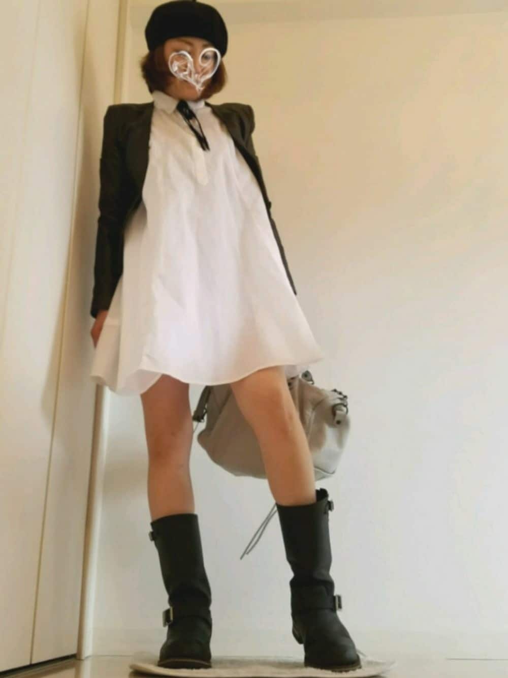 ブラック系のブーツ、ホワイト系のワンピース、グレー系のバッグを着用したレディースの春コーディネートの1枚目の写真