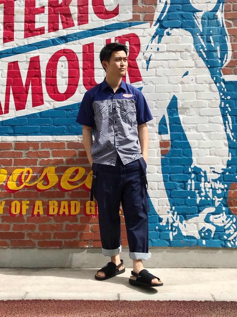 「カジュアル、総柄、ワークシャツ、ワイドパンツ、Hysteric Glamour、ラフ、夏コーデ、ヒステリックグラマー、エンジニアシャツ」｜「HYSTERIC GLAMOURのサスペンダー付 ワークPT（その他パンツ、ブルー系）」を使った、endyさん（メンズ・177cm）の夏コーディネートの1枚目の写真