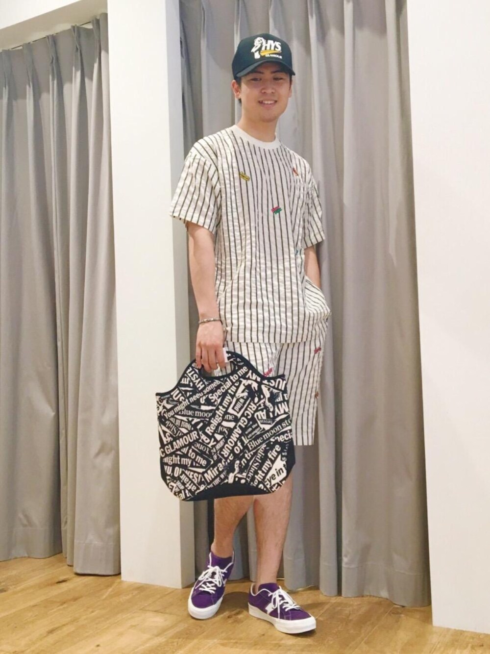 「スニーカー、セットアップ、カジュアル、刺繍、ストライプ、Hysteric Glamour、夏コーデ、シアサッカー、ヒステリックグラマー」｜「HYSTERIC GLAMOURのCLASSIC ローカットスニーカー（スニーカー、パープル系）」を使った、endyさん（メンズ・177cm）の夏コーディネートの1枚目の写真