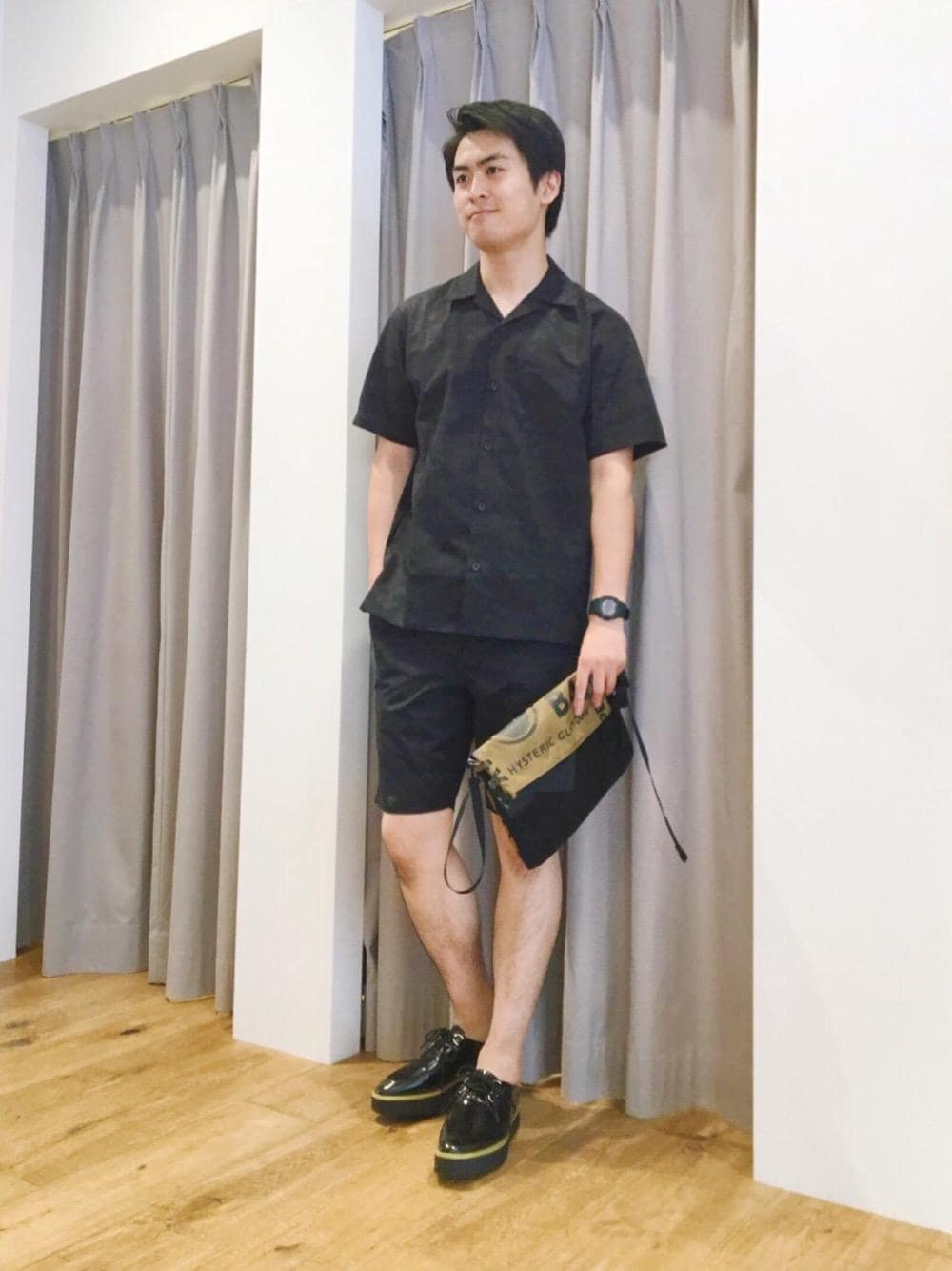 「セットアップ、カジュアル、総柄、Hysteric Glamour、カモ柄、夏コーデ、半袖シャツ、ヒステリックグラマー」｜「HYSTERIC GLAMOURのCREPE SOLES DERBY シューズ（モカシン/デッキシューズ、ブラック系）」を使った、endyさん（メンズ・177cm）の夏コーディネートの1枚目の写真