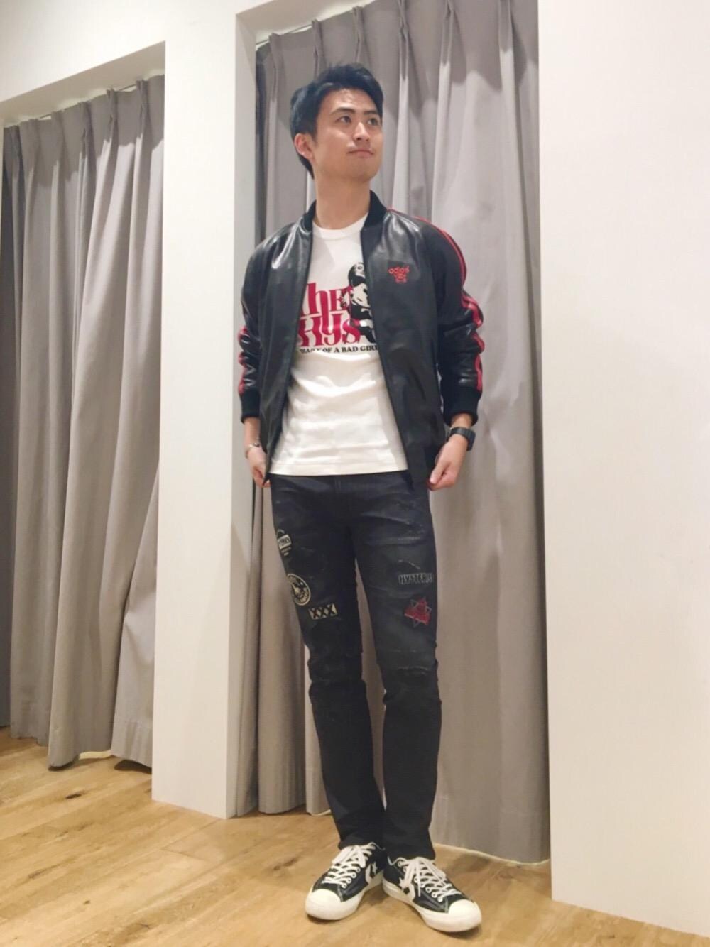 「スニーカー、デニム、カジュアル、レザージャケット、Tシャツ、刺繍、Hysteric Glamour、トラックジャケット、ヒステリックグラマー、秋コーデ」｜「HYSTERIC GLAMOURのHG PATCH DENIM スリムパンツ（デニムパンツ、ブラック系）」を使った、endyさん（メンズ・177cm）の秋コーディネートの1枚目の写真