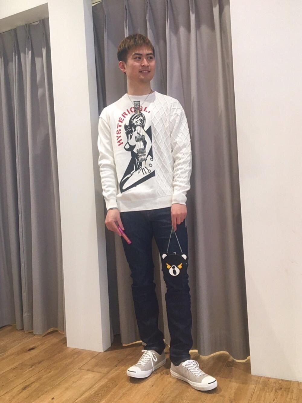 「スニーカー、ニット、デニム、Hysteric Glamour、春ニット、シンプルコーデ、春コーデ、カジュアルコーデ、ニットコーデ、アメカジコーデ」｜「HYSTERIC GLAMOURのISKO ストレッチデニムスリムパンツ（デニムパンツ、ブルー系）」を使った、endyさん（メンズ・177cm）の冬コーディネートの1枚目の写真
