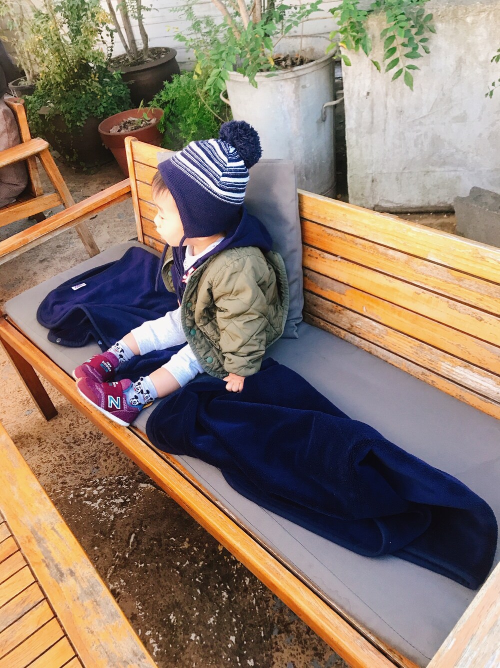 「キッズコーデ、ニット帽、秋コーデ、プチプラ、パーカー、むすこーで、男の子コーデ、1歳、着まわし、ランチ」｜「SHIPSのSHIPS KIDS:ボア×キルト リバーシブル Vネック ジャケット(80～90cm)（その他アウター、グリーン系）」を使った、babykichiさん（キッズ・80cm）の秋コーディネートの1枚目の写真