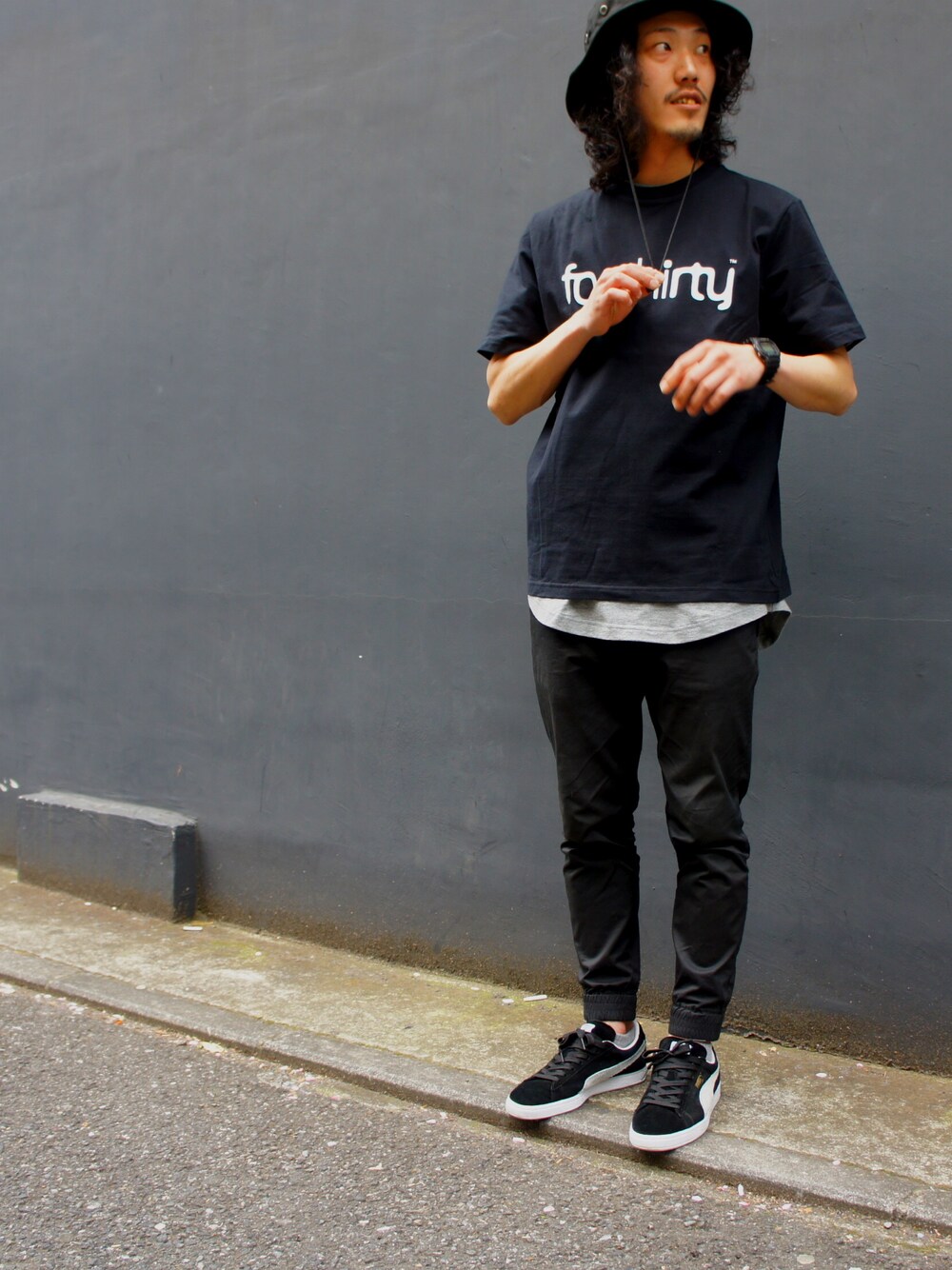 「シンプル、カジュアル、スニーカー、レイヤードスタイル、ハット、NEW ERA、PUMA、G-SHOCK、原宿、渋谷」｜「430のNF ADVENTURE HAT（ハット、ブラック系）」を使った、eikichi430さん（メンズ・175cm）の春コーディネートの1枚目の写真