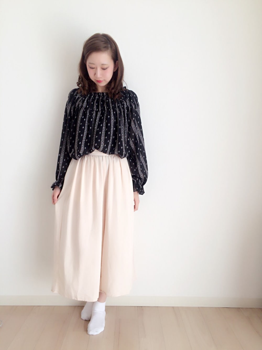 ブラック系のシャツ/ブラウス、ピンク系のパンツを着用したレディースの春コーディネートの1枚目の写真