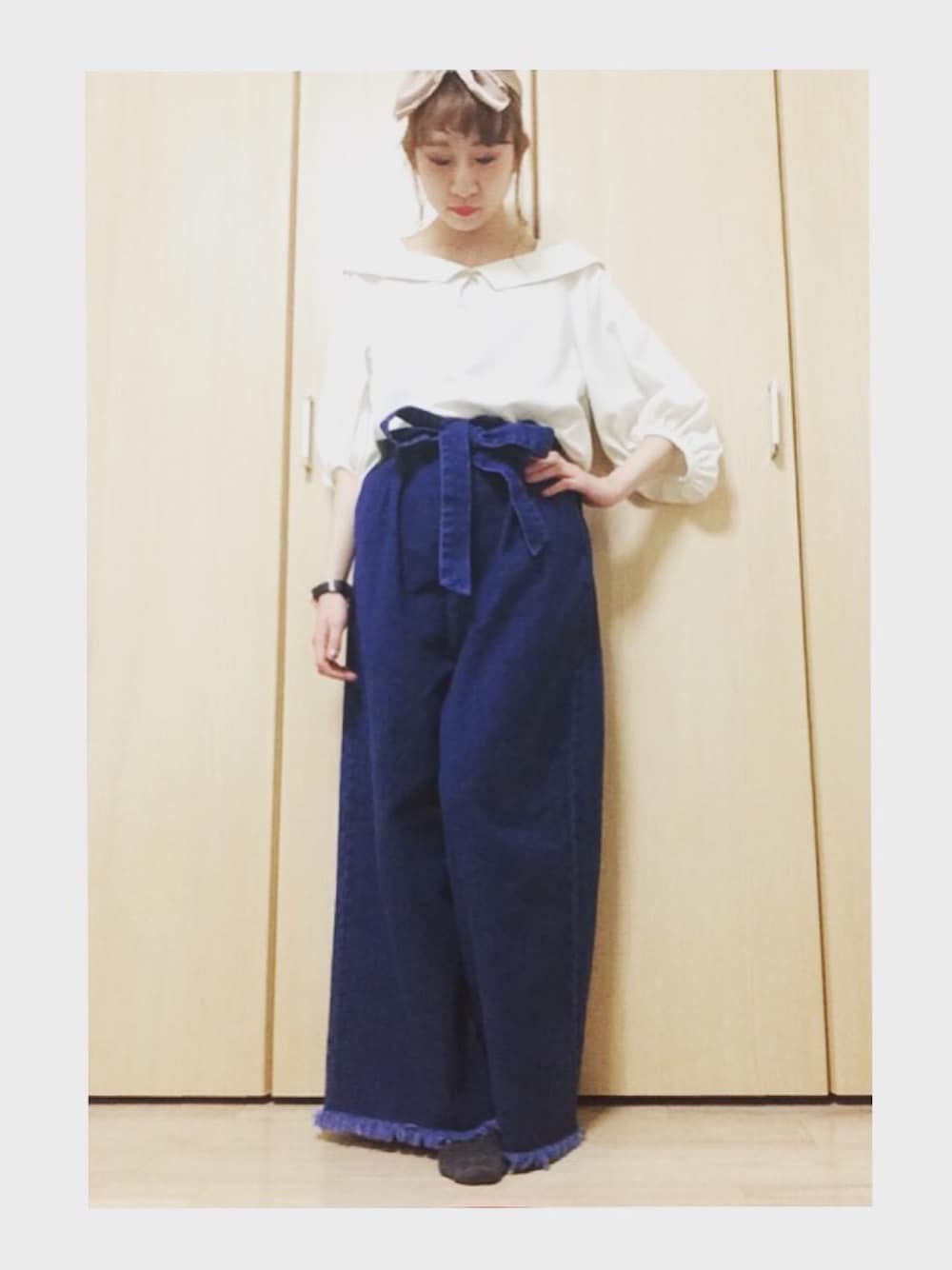 ホワイト系のシャツ/ブラウス、ブルー系のデニムパンツを着用したレディースの春コーディネートの1枚目の写真