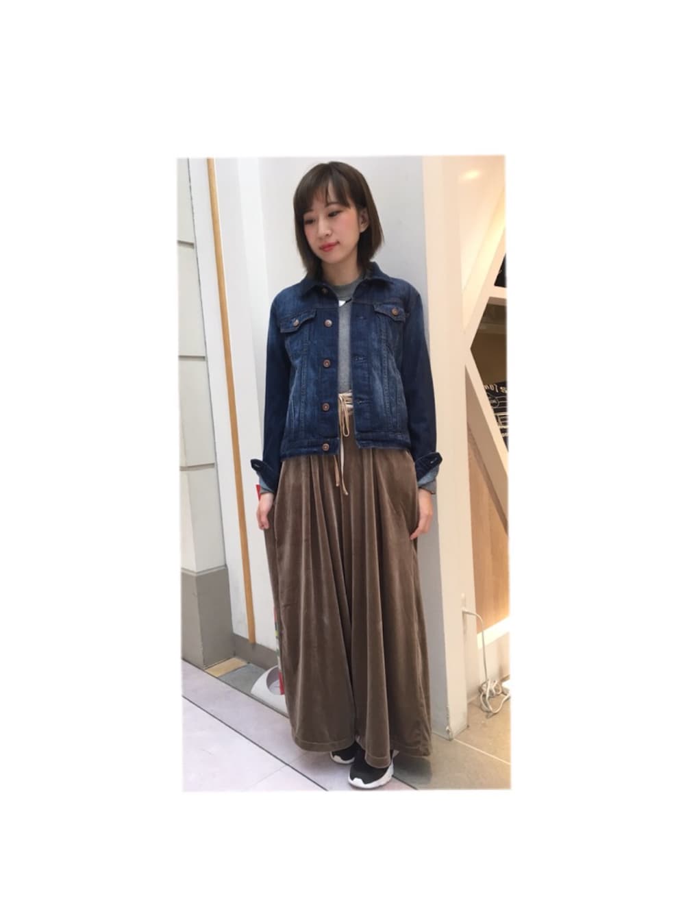 ブルー系のデニムジャケット、グレー系のTシャツ/カットソー、ベージュ系のその他パンツを着用したレディースの秋コーディネートの1枚目の写真