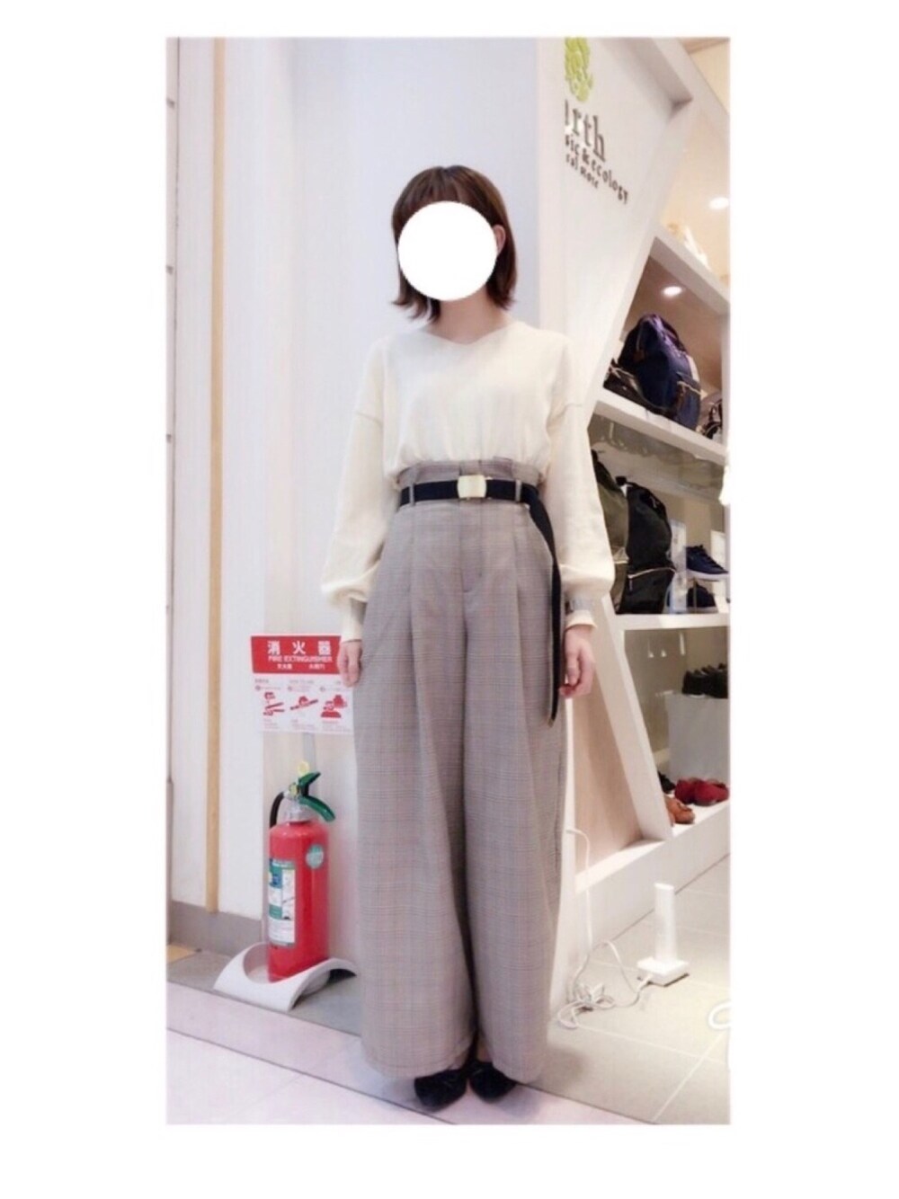 ホワイト系のニット/セーター、ブラウン系のその他パンツ、ブラック系のパンプスを着用したレディースの秋コーディネートの1枚目の写真
