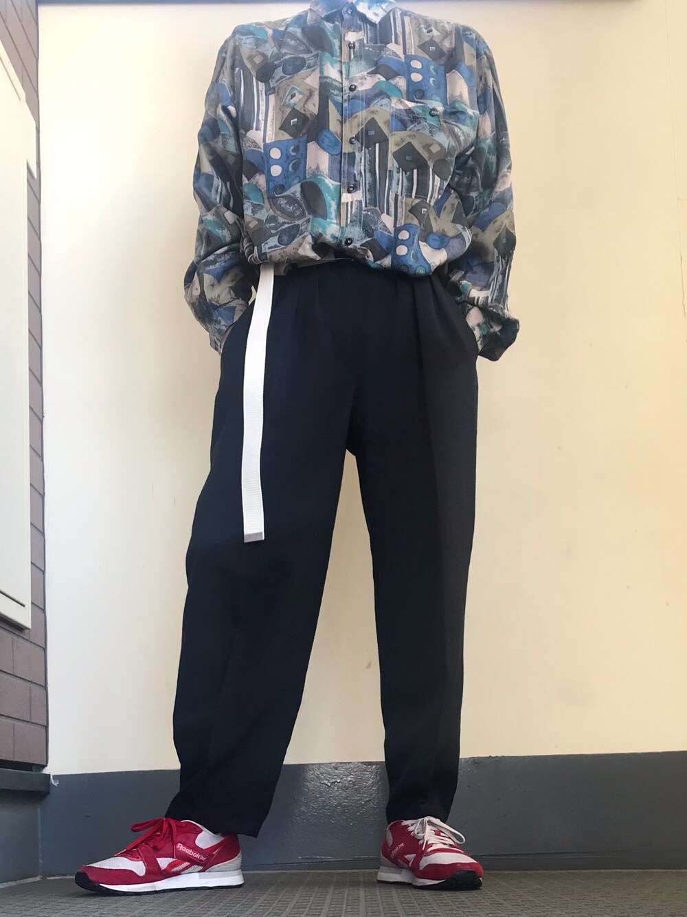 その他のシャツ/ブラウス、ブラック系のスラックス、レッド系のスニーカーを着用したメンズの春コーディネートの1枚目の写真