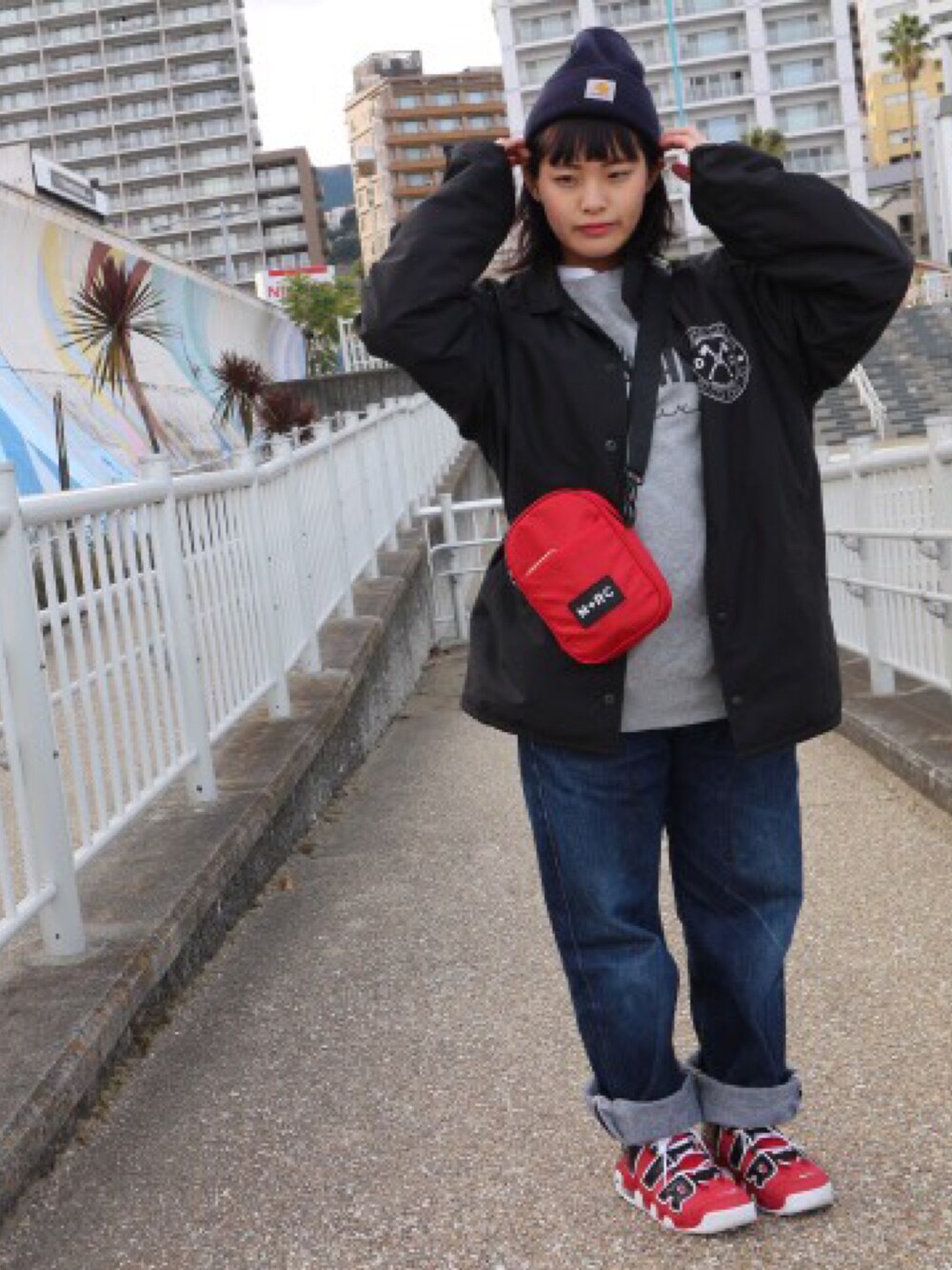 「熱海サンビーチ、carhartt、airmoreuptempo、EDWIN」｜「mrcnoirのアイテム（ショルダーバッグ、レッド系）」を使った、Rina Shimizuさん（レディース・160cm）の秋コーディネートの1枚目の写真