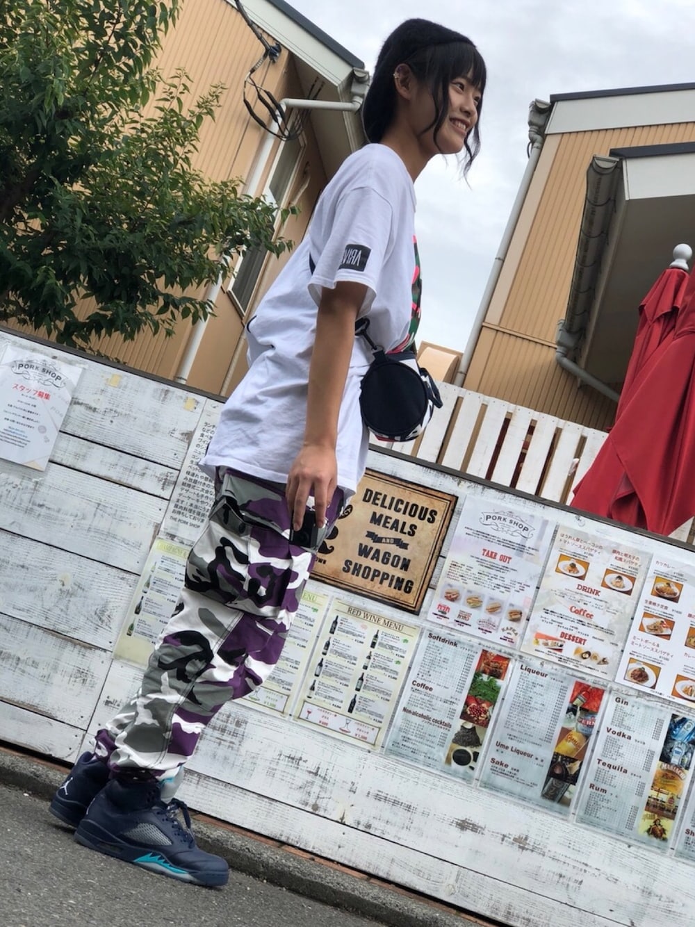 「AIR JORDAN、air jordan5、ELVIRA、TOMMY HILFIGER、CASPER JOHN AIVER、ジョンソンタウン、ドラフトナイキ」｜「KANGOLのKANGOL/カンゴール WOOL JAX BERET                  （ハンチング/ベレー帽、ブラック系）」を使った、Rina Shimizuさん（レディース・160cm）の秋コーディネートの1枚目の写真