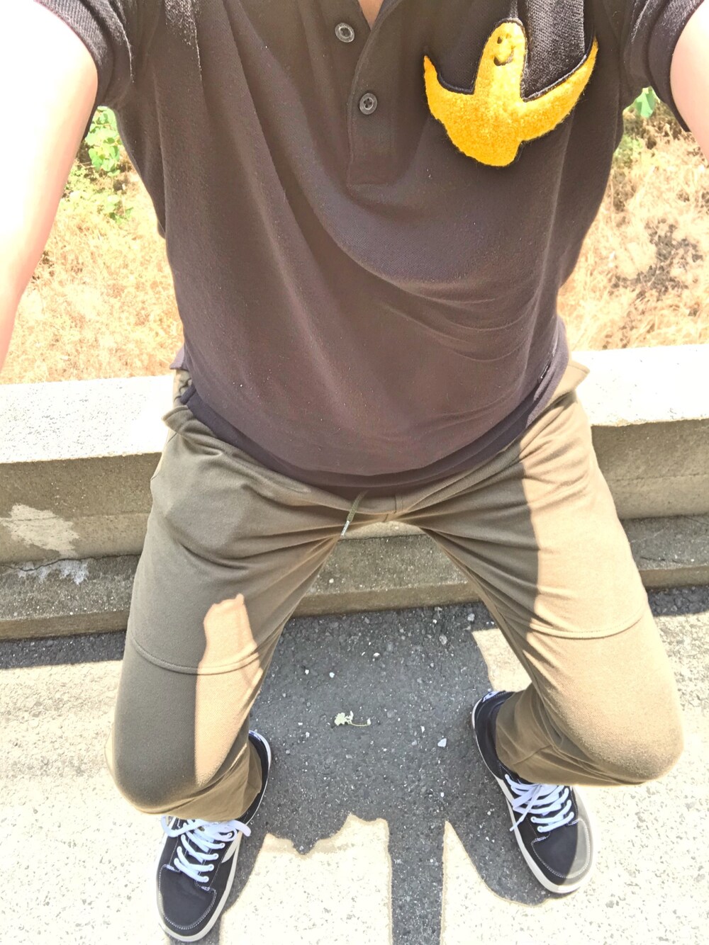 ブラック系のポロシャツ、グリーン系のその他パンツ、ブラック系のスニーカーを着用したメンズの春コーディネートの1枚目の写真