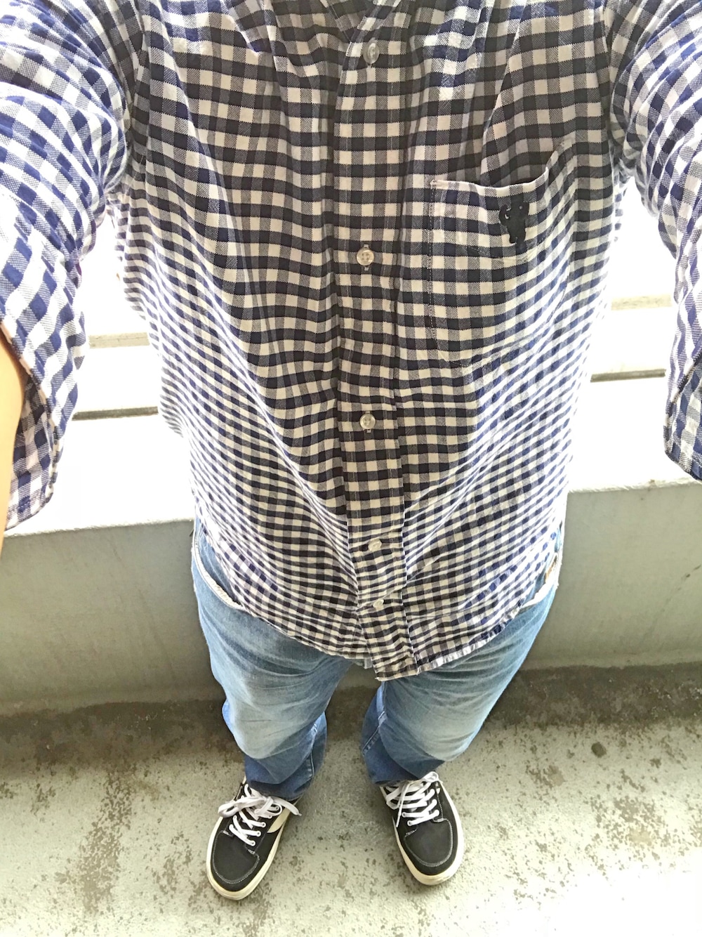 ブルー系のシャツ/ブラウス、ブルー系のデニムパンツ、ブラック系のスニーカーを着用したメンズの春コーディネートの1枚目の写真