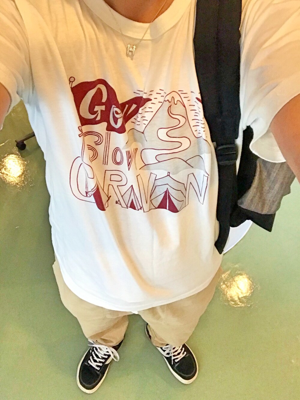 ホワイト系のTシャツ/カットソー、ベージュ系のその他パンツ、ブラック系のスニーカーを着用したメンズの夏コーディネートの1枚目の写真