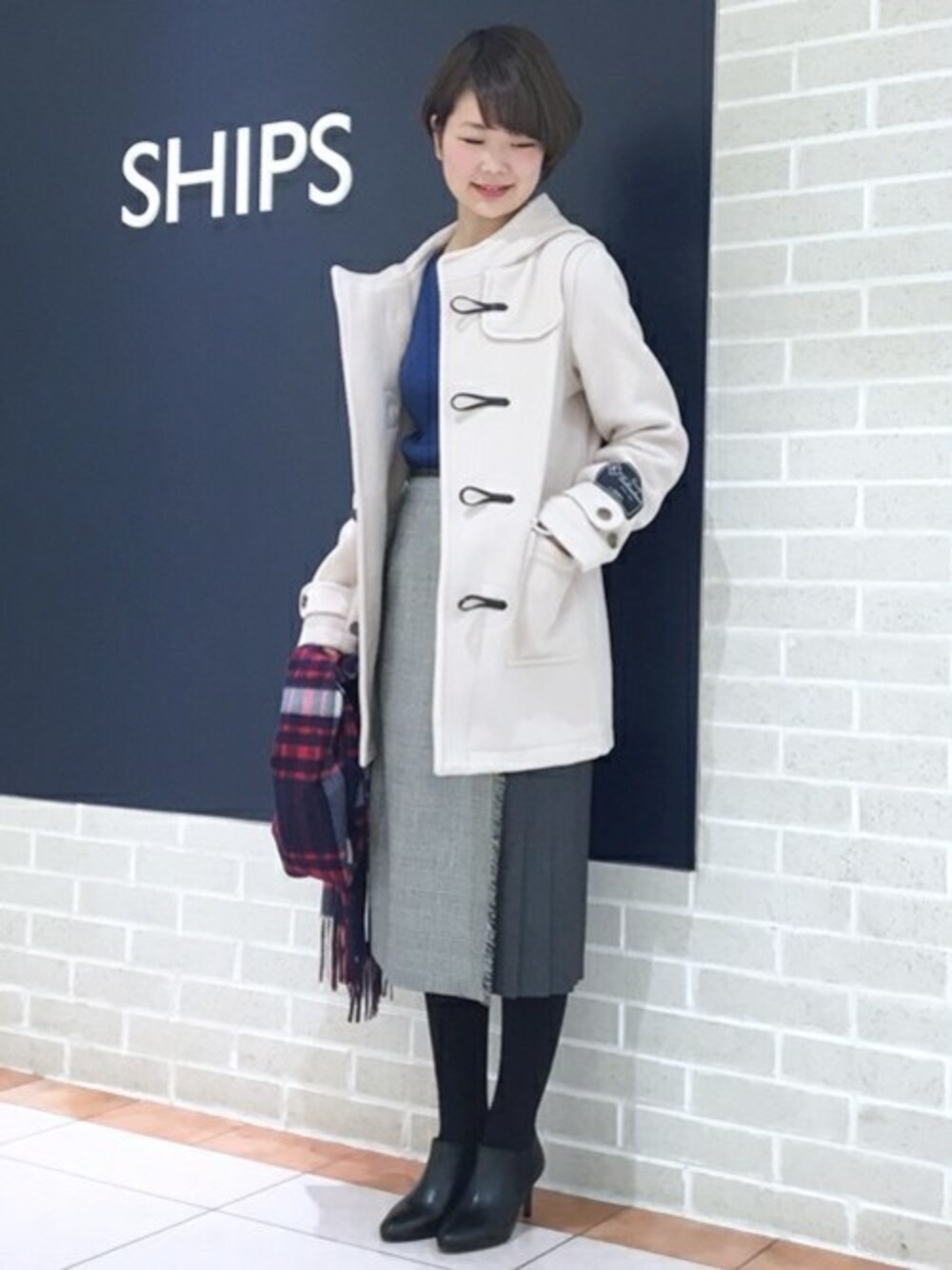 「SHIPSのカシミヤチェックストール◆（ストール/ショール、ブルー系）」を使った、西岡さん（レディース・162cm）の秋コーディネートの1枚目の写真