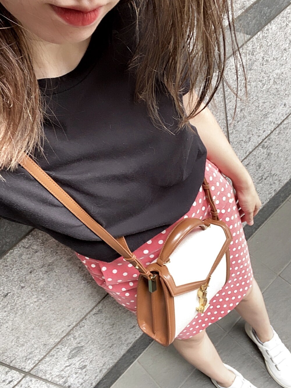 「シンプルコーデ、楽チンコーデ、dholic、dholicスカート、黒Tシャツ、GU、ドット柄スカート、ペンシルスカート、タイトスカート、VEJA」｜「VEJASのアイテム（スニーカー、ホワイト系）」を使った、tsubame さん（レディース・157cm）の秋コーディネートの1枚目の写真