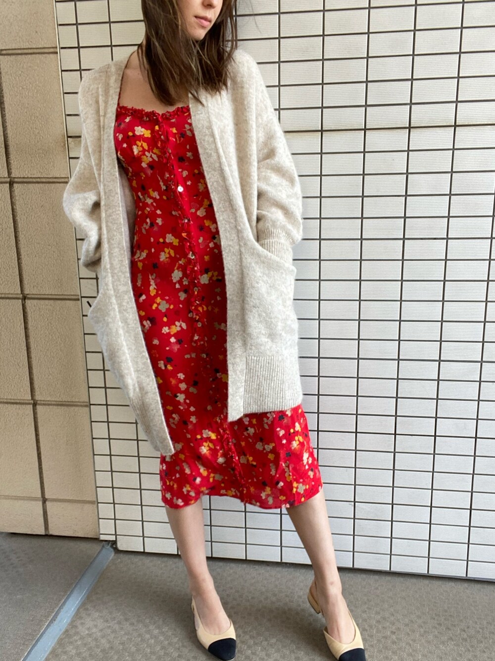 「ロングカーディガン、ベージュ、赤、レッドコーデ、シャネル、スリングバック、フェミニン、カジュアル、秋服準備はじめました、秋のコーデ」｜「H&MのH&M - ウールブレンドカーディガン - ベージュ（ニット/セーター、ベージュ系）」を使った、tsubame さん（レディース・157cm）の秋コーディネートの1枚目の写真