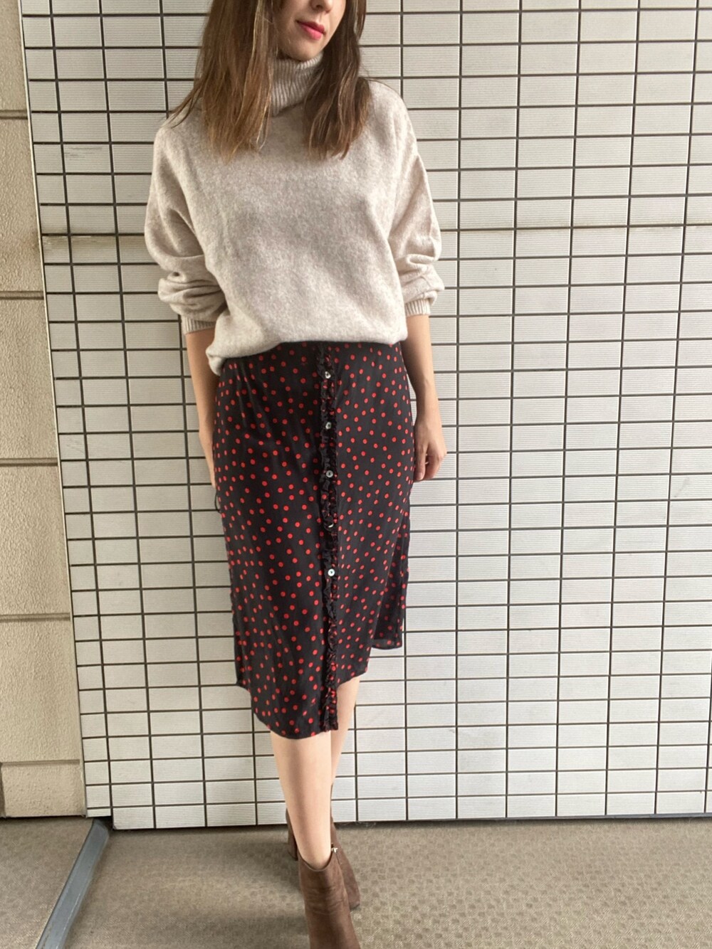 「ドット、ドット柄、ドットスカート、ドット柄スカート、タートルネック、タートルネックニット、ベージュタートルネック、H&M、シンプル、秋のコーデ」｜「réalisation parのアイテム（ワンピース/ドレス、ブラック系）」を使った、tsubame さん（レディース・157cm）の秋コーディネートの1枚目の写真