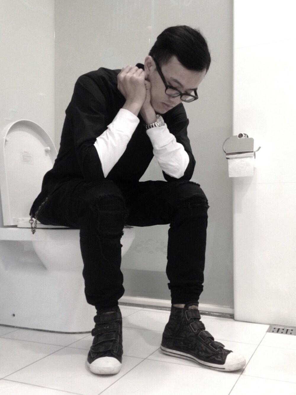 「publish brand、jogger pants、ALL BLACK、black and white、Diesel、sneakers、足元くら部」｜「DIESELのアイテム（スニーカー、ブラック系）」を使った、金旺さん（メンズ・175cm）の冬コーディネートの1枚目の写真