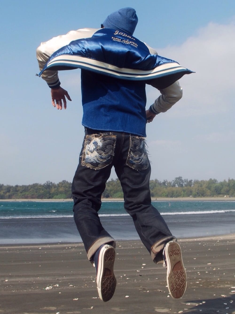 「converse、刺繍、selvedge、baseball jacket、RMC、rawdenim、南の島、souvenirjacket、RMC jeans」｜「RMCのアイテム（デニムパンツ、ブルー系）」を使った、金旺さん（メンズ・179cm）の冬コーディネートの1枚目の写真