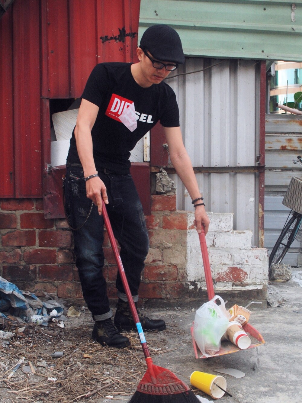 「清潔感、Damagedenim、Diesel、logotshirt、military boots、army、STETSON」｜「DIESELの00S02X0091B（Tシャツ/カットソー、ブラック系）」を使った、金旺さん（メンズ・179cm）の冬コーディネートの1枚目の写真