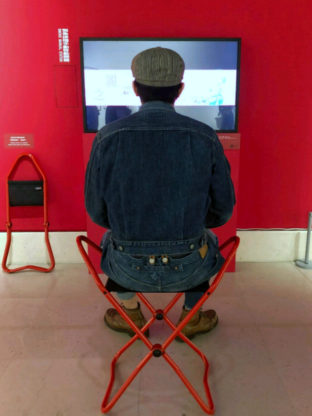 「CHIMEI Museum、watch、denimondenim、denim jacket、Suspenders」｜「Scarti-Labのアイテム（キャップ、ホワイト系）」を使った、金旺さん（メンズ・179cm）の春コーディネートの1枚目の写真