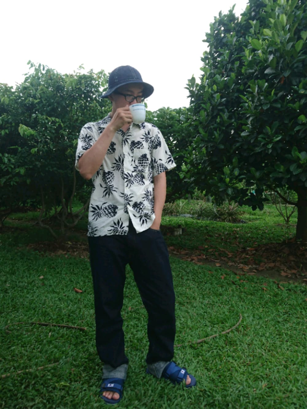「farm、Bape、Champion、pineapple、DUKE KAHANAMOKU、hawaiian shirt、rawdenim、selvedge jeans」｜「DUKE KAHANAMOKUのDUKE KAHANAMOKU / デューク・カハナモク：DUKE`S PINEAPPLES：DK36201[STD]（シャツ/ブラウス、ブルー系）」を使った、金旺さん（メンズ・179cm）の夏コーディネートの1枚目の写真