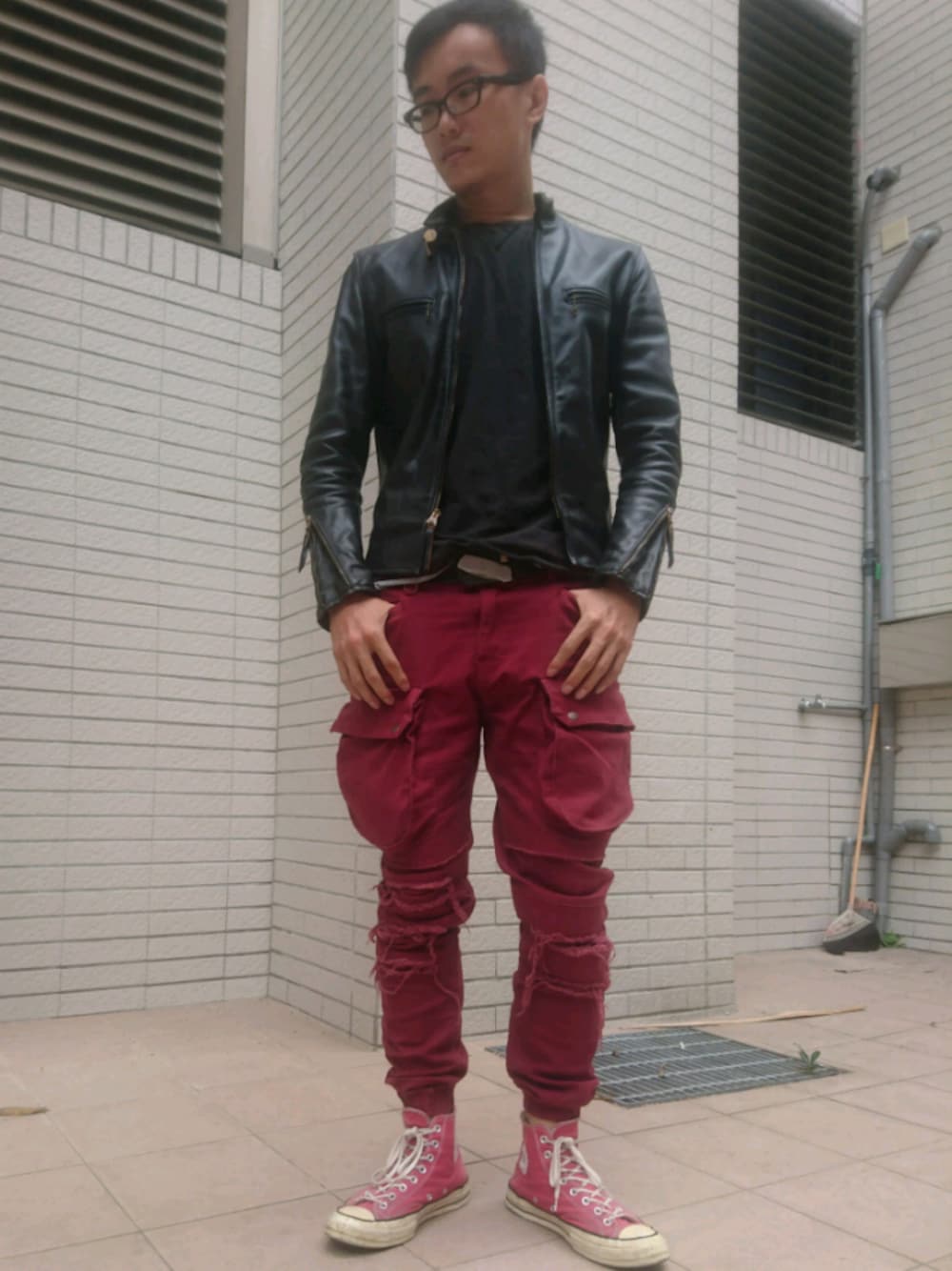 「leather jacket、台南、jogger pants、CONVERSE1970、publish brand」｜「Publish Brandのアイテム（その他パンツ、レッド系）」を使った、金旺さん（メンズ・179cm）の秋コーディネートの1枚目の写真