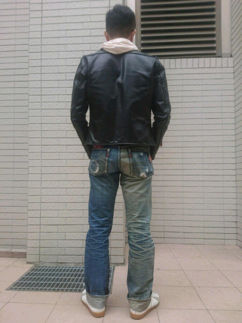 「leather jacket、台南、bside、GERMAN TRAINER、STUDIO DARTISAN、德訓鞋」｜「STUDIO D'ARTISANのアイテム（デニムパンツ、ブルー系）」を使った、金旺さん（メンズ・179cm）の冬コーディネートの1枚目の写真