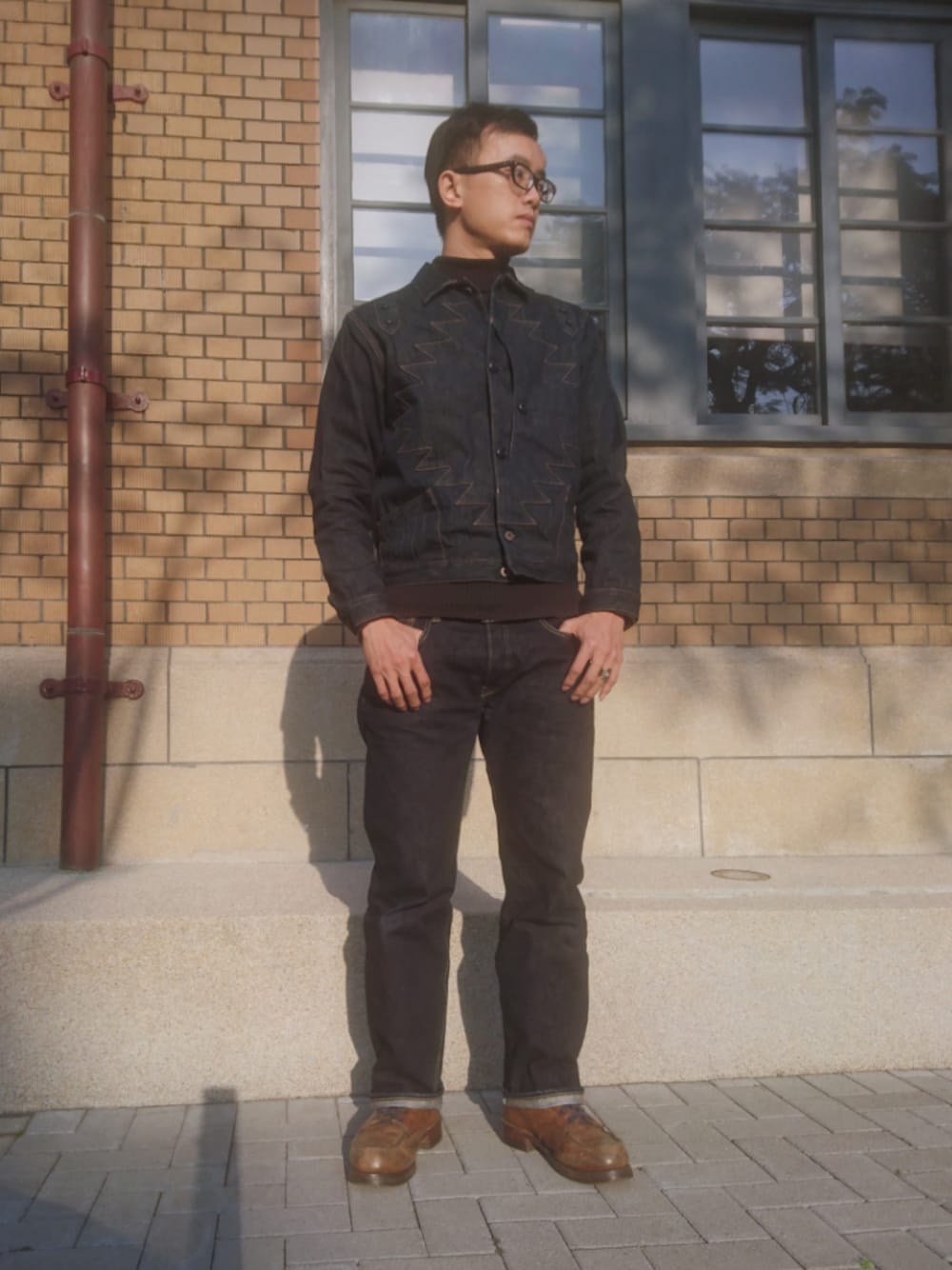 「Tainan、KAPITAL、岡山デニム、denimondenim、Redwing」｜「KAPITALのアイテム（デニムジャケット、ブルー系）」を使った、金旺さん（メンズ・179cm）の春コーディネートの1枚目の写真