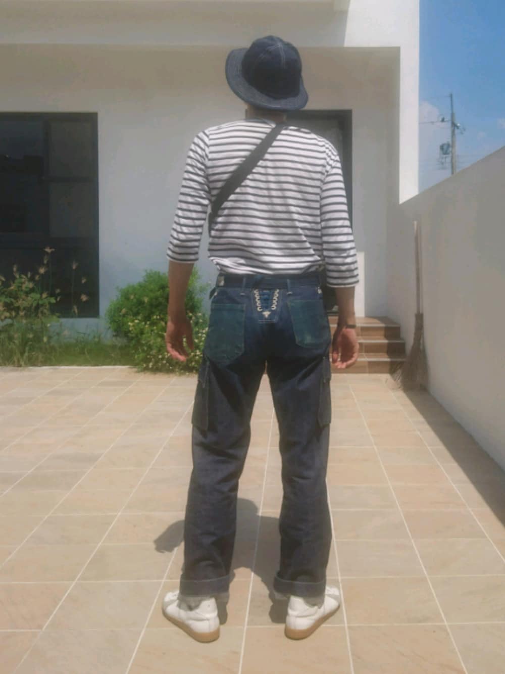 「水兵、GERMAN TRAINER、MISTER FREEDOM、navalclothingfactory」｜「MISTER FREEDOMのアイテム（デニムパンツ、ブルー系）」を使った、金旺さん（メンズ・179cm）の秋コーディネートの1枚目の写真