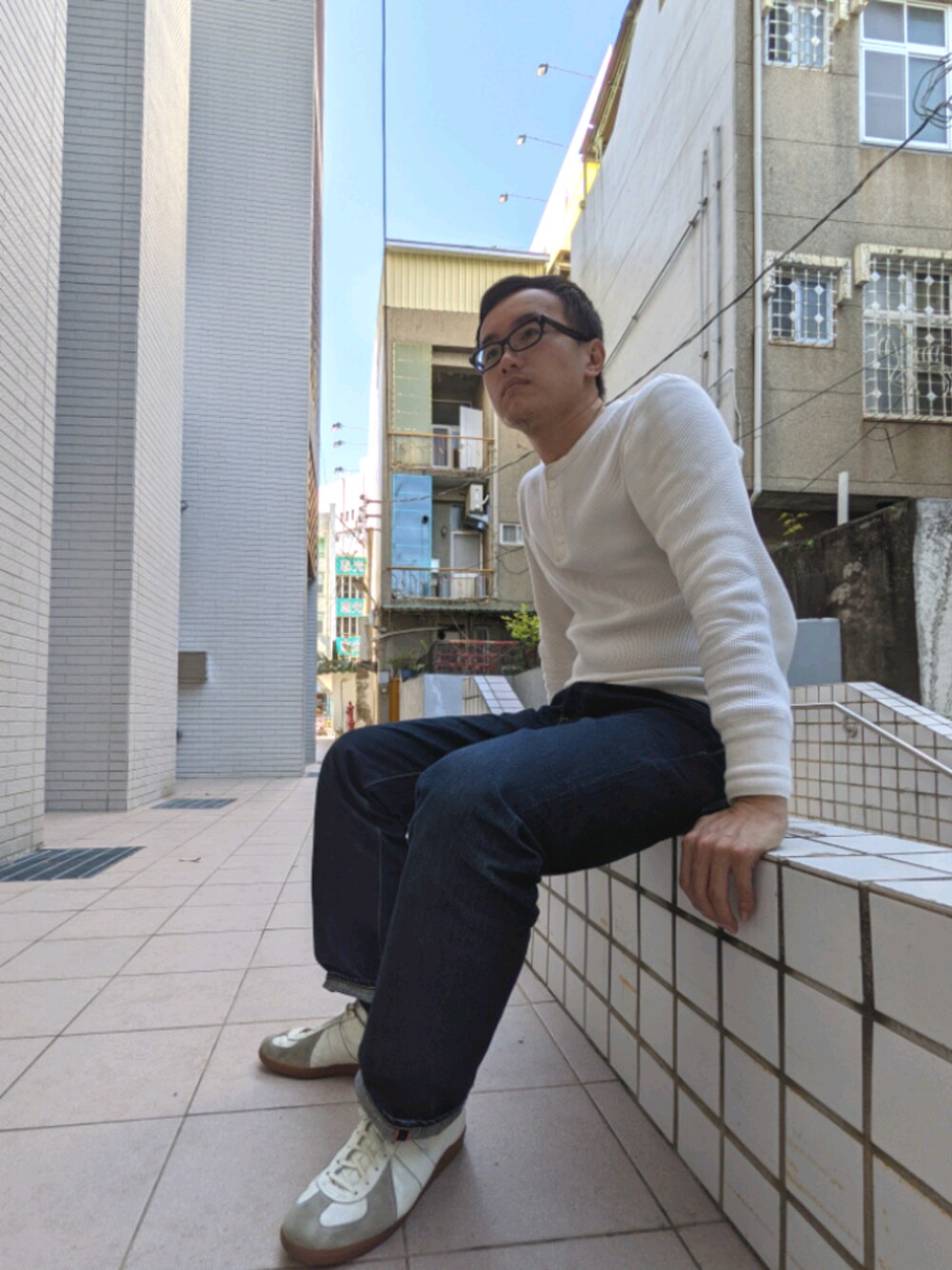 「KAPITAL、Tainan、牛仔褲、GERMAN TRAINER、rawdenim」｜「PrintAceのアイテム（Tシャツ/カットソー、ベージュ系）」を使った、金旺さん（メンズ・179cm）の冬コーディネートの1枚目の写真