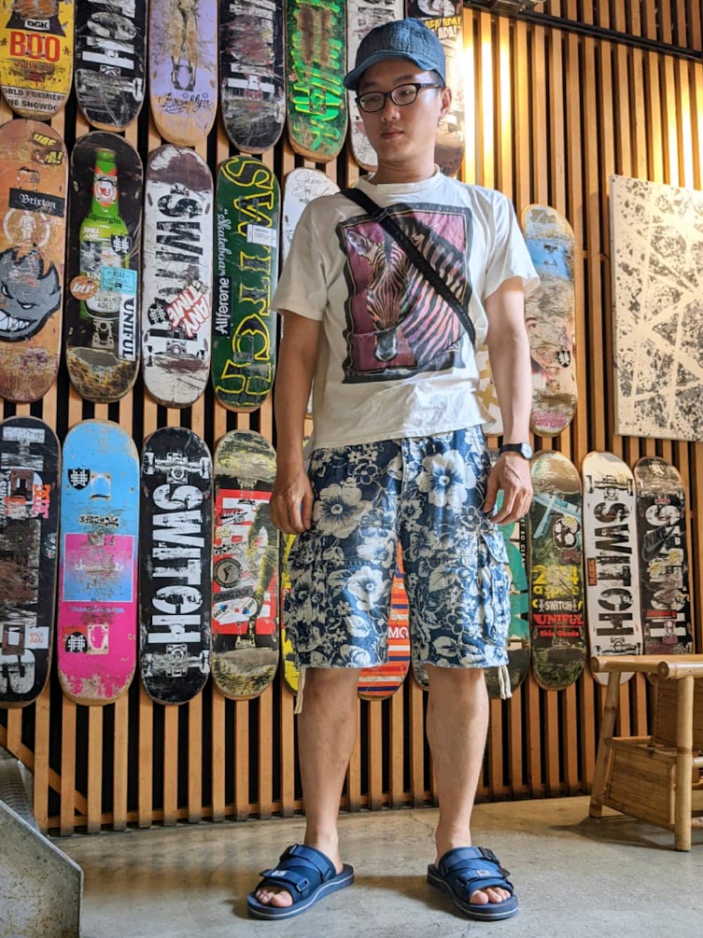 「Abercombie&Fitch、Champion、sanders」｜「Abercrombie&Fitchのアイテム（カーゴパンツ、ブルー系）」を使った、金旺さん（メンズ・179cm）の春コーディネートの1枚目の写真