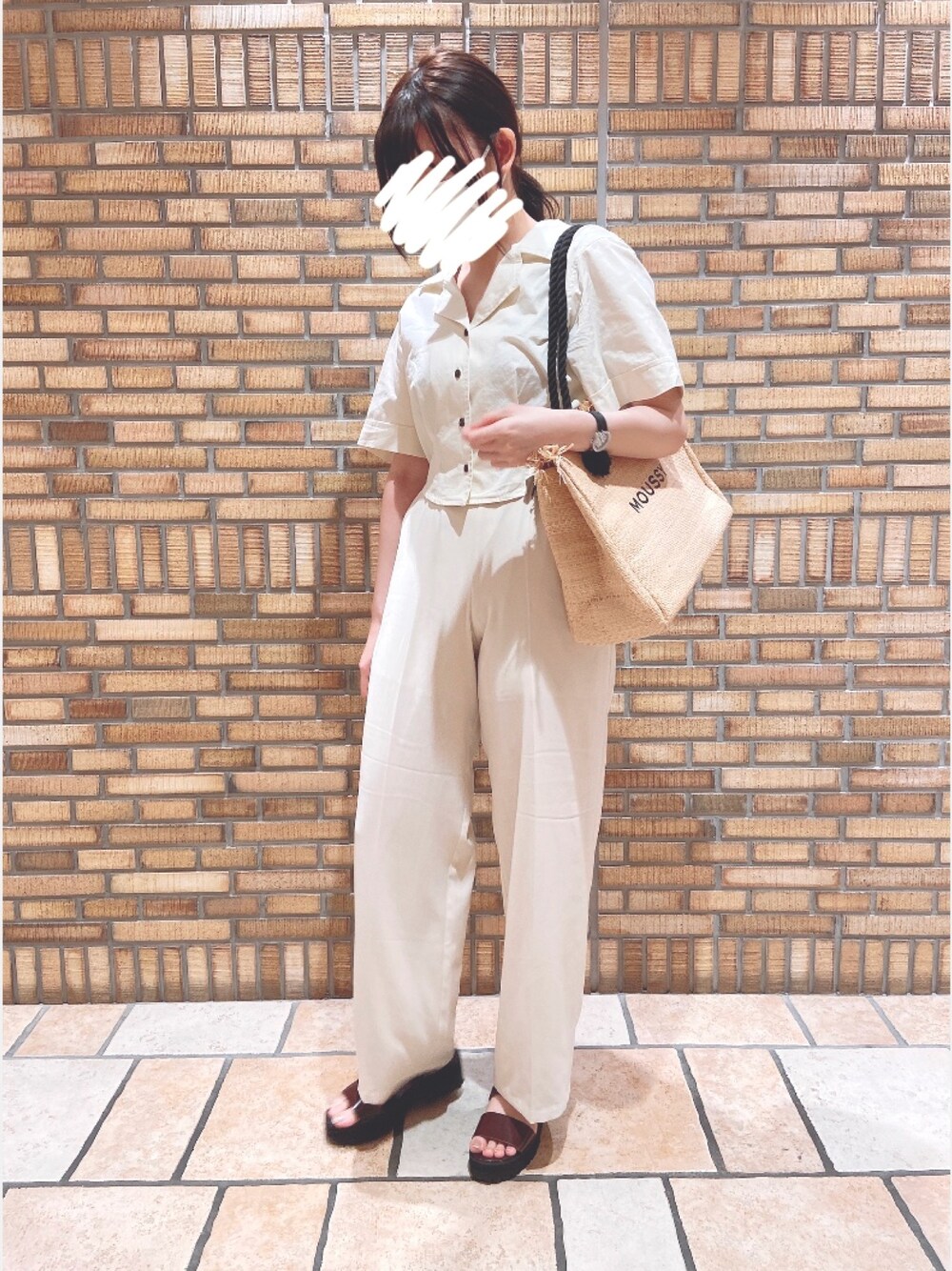「MOUSSYのBACK LACE UP CROP シャツ（シャツ/ブラウス、ホワイト系）」を使った、もなみさん（レディース・161cm）の夏コーディネートの1枚目の写真