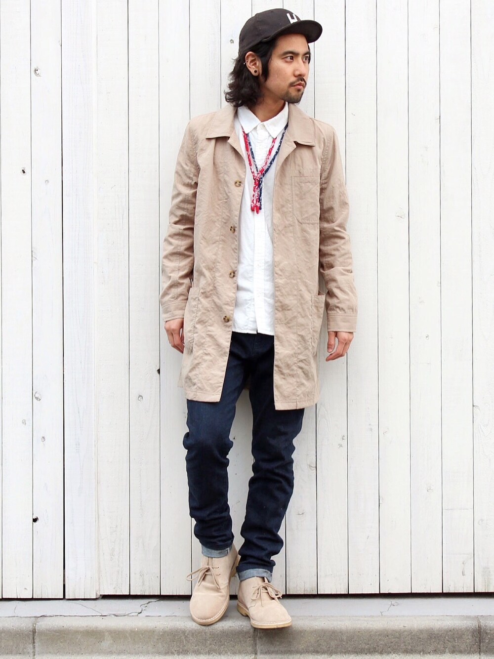 ベージュ系のその他アウター、ホワイト系のシャツ/ブラウス、ブルー系のデニムパンツを着用したメンズの春コーディネートの1枚目の写真