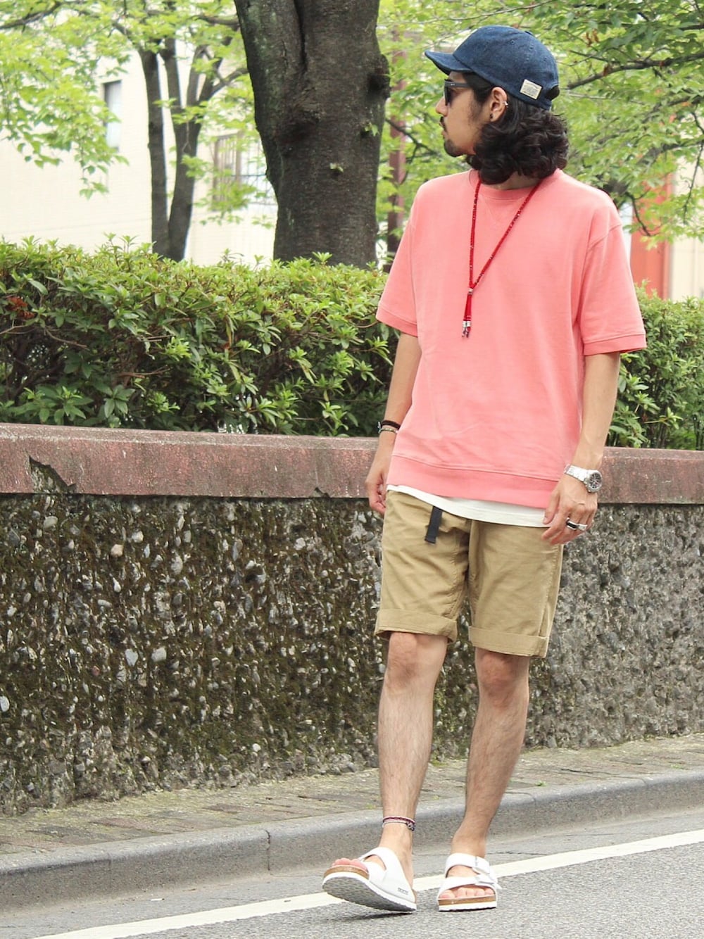 「夏、休日スタイル、summer、レイヤードスタイル、サングラス、ビックシルエット、サンダル、キャップ、ピンク」｜「FREAK'S STOREのヴィンテージ加工 クルーネック スウェット（Tシャツ/カットソー、レッド系）」を使った、アッキーさん（メンズ・165cm）の夏コーディネートの1枚目の写真
