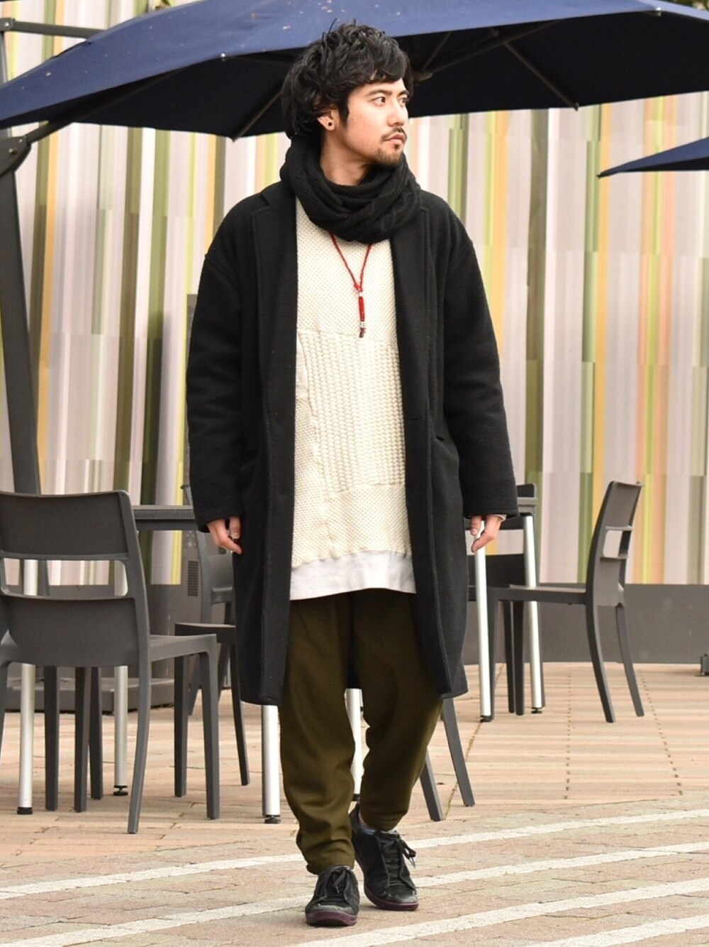 「冬コーデ、スニーカー、コート、ニット、ブラックコーデ、ワイドパンツ、スヌード、テーパードパンツ、ootd」｜「CAMBIOのmj4910-Sliver Knit Wide Chester Field Coat コート（チェスターコート、ブラック系）」を使った、アッキーさん（メンズ・165cm）の冬コーディネートの1枚目の写真